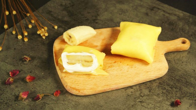 经典港式甜品——香蕉班戟（独家配方）,香蕉班戟制作完成，你也可以选择自己喜欢的水果开始制作哦~