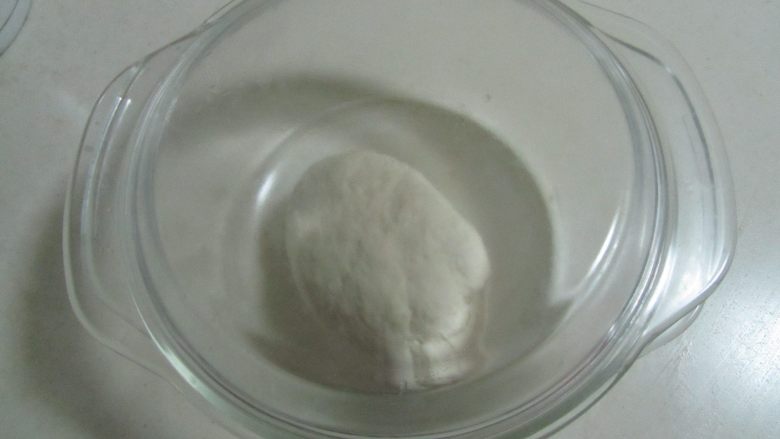 韭菜鸡蛋粉丝包,将它和成光滑的面团后加盖放在一边发酵；
