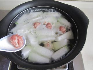 冬瓜肉丸汤,将挤好的肉丸放入锅中；