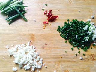 葱油梭子蟹,蒜、葱、辣椒都如图切好，葱一部分切成段，备用。