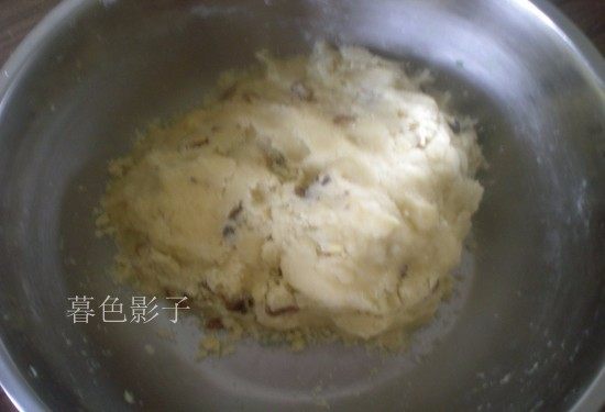 白芝麻桃酥,拌的面按压成一个团状，用保鲜膜包好松弛。