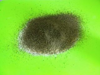 黑芝麻戚风,
低筋面粉过筛，在把黑芝麻粉也过筛，放一起就可以