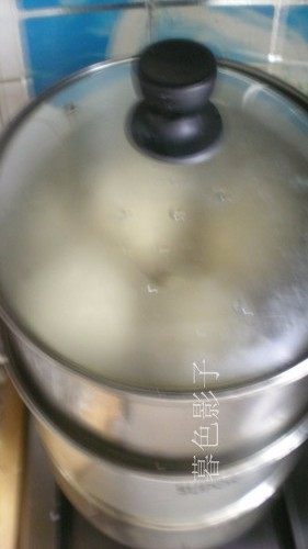 全麦大馒头,蒸馒头的过程中不要掀开锅盖。