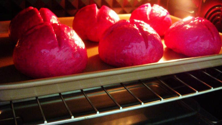 火龙果软欧包,烤箱提前预热：上180度，下175度，放中层烤20分钟。（如果提前上色了请及时加盖锡纸）