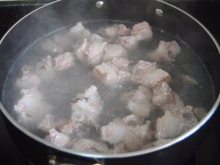 香菇莲藕炖排骨,冷水下锅煮沸后再煮2分钟