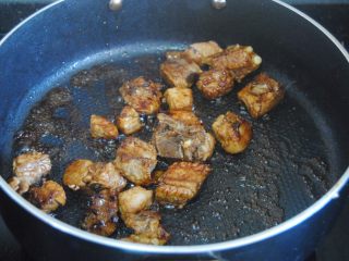 香菇莲藕炖排骨,加入酱油蚝油小火翻炒至香，不要炒糊了