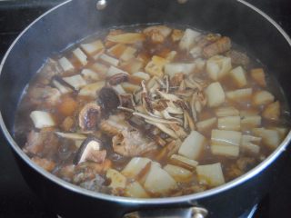香菇莲藕炖排骨,倒入香菇，盖上盖子焖煮半小时即可出锅，香菇可切丝可整个放，都好吃哦