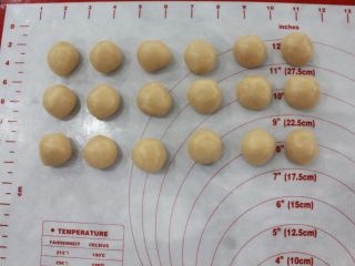 传统广式月饼,把月饼皮分成15克一个，共有18个，然后放一旁备用。