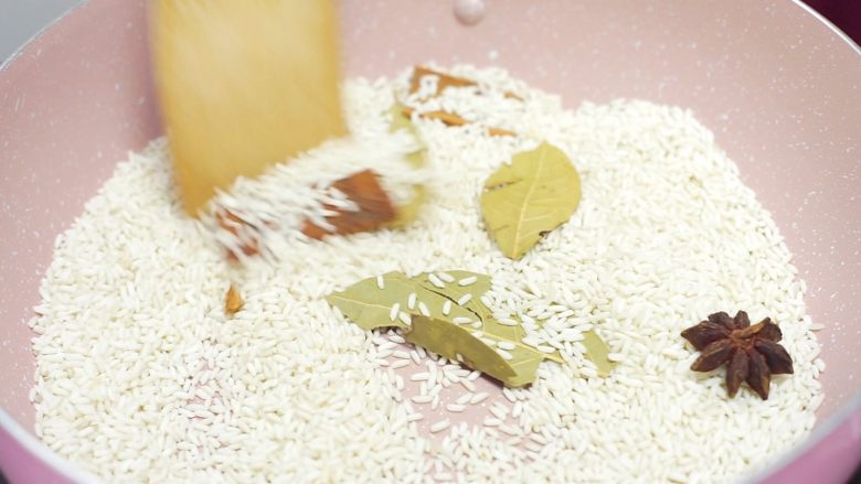 米饭天敌——从打米粉开始的一碗鲜香粉蒸肉,将糯米炒至微微变色