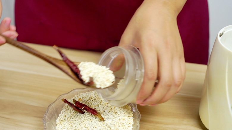 米饭天敌——从打米粉开始的一碗鲜香粉蒸肉,将放凉的糯米放入搅拌机