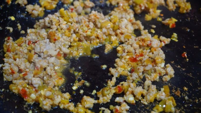 芝士肉末烤豇豆,6.待五花肉末煸炒出油后倒入泡椒炒香


叨叨叨：泡椒中含有盐分，所以不用在家盐了，以免偏咸
