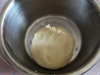 酥掉渣烧饼,一点一点均匀的揉合成团，这里需要多揉几下，使得面团具有一定的延展性。然后盖上保鲜膜，同样放在空调房里醒半小时。