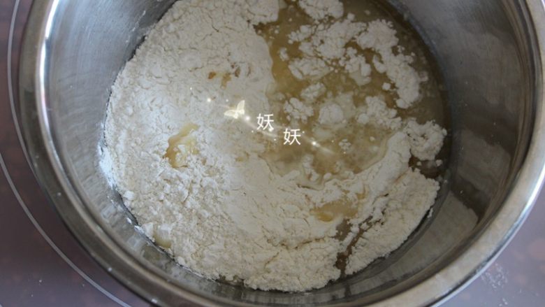 酥掉渣烧饼,下面来做水油皮，把用料表中水油皮的材料全部装入盆中。