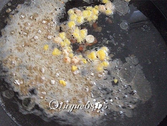 花样面条+面筋球鲜虾鱼板面,水开先把粉包、菜包和一半的酱包放入水锅稍煮，使汤入味