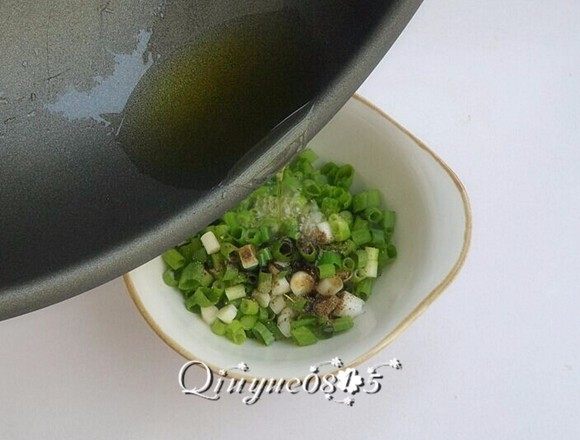 花样面条+炝葱汁儿手擀面,用油勺或炒锅热油，浇在葱料上。