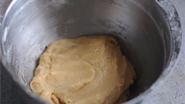 红豆月饼,用刮刀拌匀成团，静置30分钟