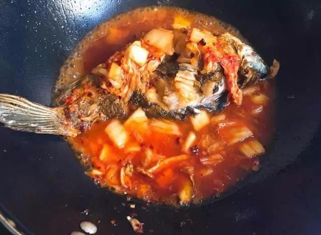 泡菜鱼,放半碗水，大火炖煮。