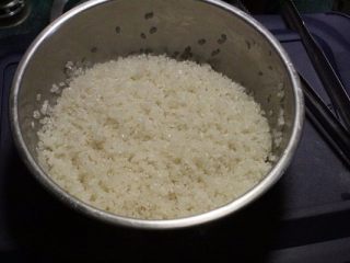 香甜米饭+香魚炊飯,将米洗净滤干，放置一旁至少30分钟，让米粒继续吸收水分。这样炊煮的米饭，容易熟且Q软好吃。