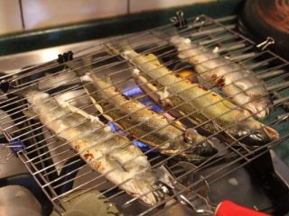 香甜米饭+香魚炊飯,将香鱼放在烤网，烤到两面鱼皮出现焦色。大约烤到6-7分熟即可，不用全熟。