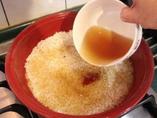 香甜米饭+香魚炊飯,将米放入陶锅，倒入调好的煮汁。