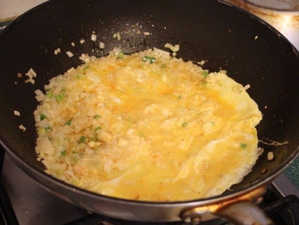 香甜米饭+菠罗炒饭,将蛋打散后倒入洋葱锅内，等蛋半熟时，将饭放入炒匀，