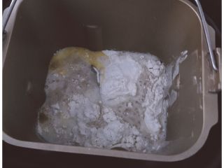 奶香全麦红豆包,除黄油外所有材料放入面包桶中，盐和酵母避免直接接触到。