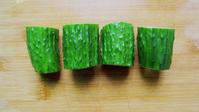 翠玉黄瓜卷,切成大小相同的4段