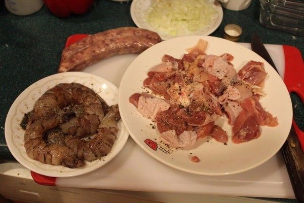 香甜米饭+西班牙海鲜饭,将鸡肉和虾以盐和胡椒腌过