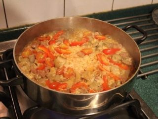 香甜米饭+西班牙海鲜饭,加入盐和胡椒调味，就不再搅拌，维持大火，让米粒将汤汁吸收到还剩一小部分汤汁，约需12-15分钟。
