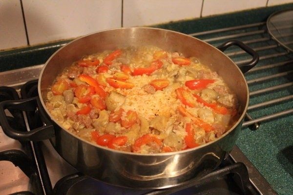 香甜米饭+西班牙海鲜饭,加入盐和胡椒调味，就不再搅拌，维持大火，让米粒将汤汁吸收到还剩一小部分汤汁，约需12-15分钟。