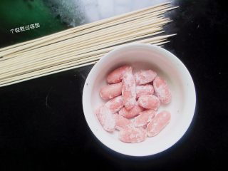 可以吃的花束——香辣香肠花束,准备小香肠和竹签