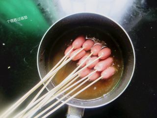 可以吃的花束——香辣香肠花束,锅中倒入适量油烧热，用筷子插入油锅中看到不断的毛小气泡，油温就差不多了，放入所有的小香肠开炸