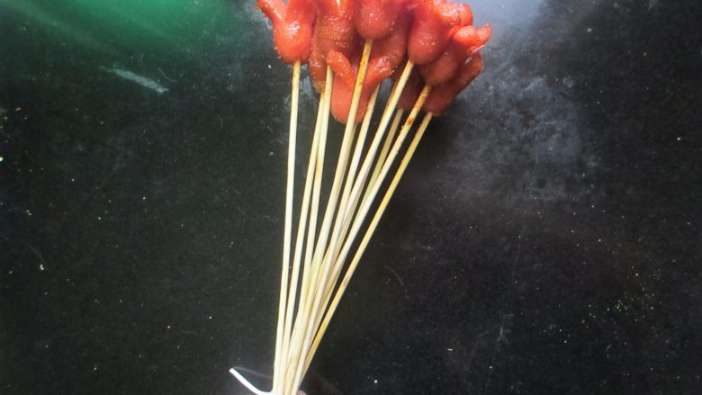 可以吃的花束——香辣香肠花束,然后把所有竹签用绳子扎在一起