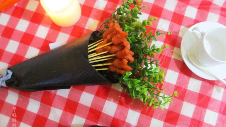可以吃的花束——香辣香肠花束,如果有男票送给女友这样的花束，简直就是美味与感动并存的双重感受啊！