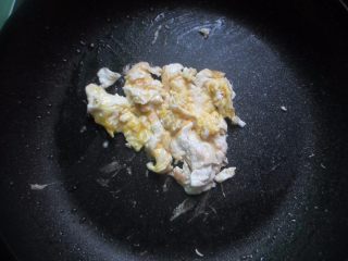 台式凤梨饭,平底锅放适量花生油，下打散的鸡蛋液用木铲辅助炒成鸡蛋碎关火盛出。