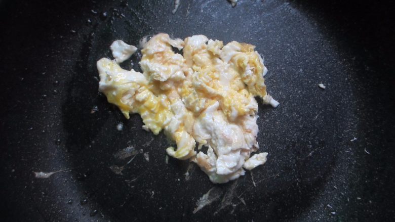 台式凤梨饭,平底锅放适量花生油，下打散的鸡蛋液用木铲辅助炒成鸡蛋碎关火盛出。