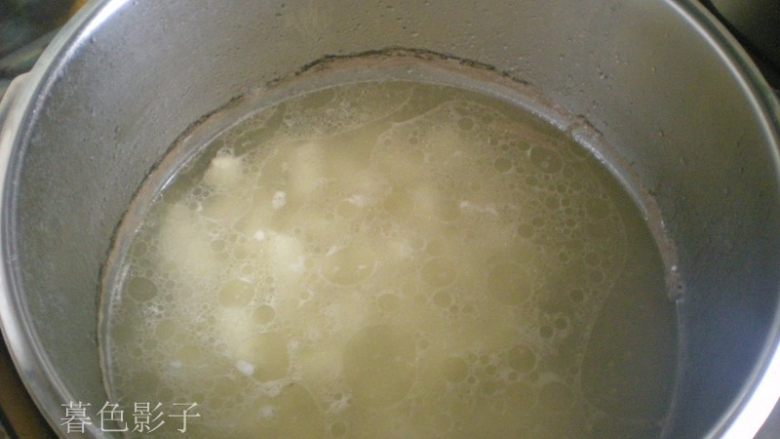 山药排骨汤,
山药放进高压锅的骨头汤里煮10分钟就可以了。出锅加盐喜欢加青菜的也可以。