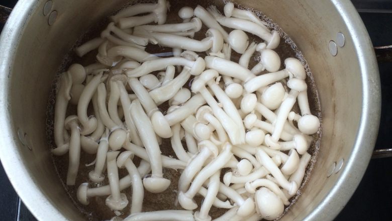 白玉菇炒腊肠,把白玉菇入沸水中焯烫