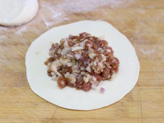 猪肉洋葱馅饼,饧好的面团再次揉匀，分成剂子，擀开，这里一定要把它擀的尽量薄，如饺子皮一样。