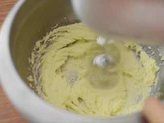 小山进乳酪挞·改,75g室温软化的黄油加33g细砂糖用电动打蛋器打发到颜色变白、体积变大