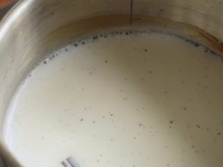 小山进乳酪挞·改,165g牛奶加香草荚，煮到牛奶边缘起泡