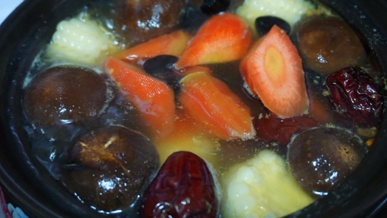 私房排骨汤,8.煮沸熬出味后下入排骨、胡萝卜、香菇、木耳一起文火炖2个小时
