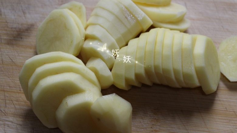 黑椒土豆泥,切片，切片都的土豆更容易熟。