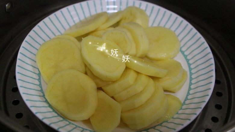 黑椒土豆泥,切片都的土豆不需要洗掉淀粉，直接入盘，放锅里蒸熟就可以了，大概十到十五分钟。