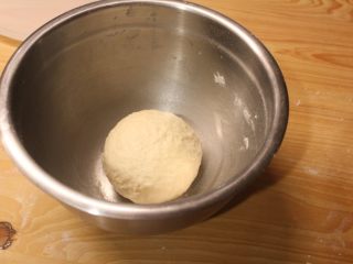 红豆饼在家做,将面粉、糖、酵母、黃油、盐、牛奶混匀，揉成有筋性的面团。放在室温半小时后，放入冰箱冷藏发酵10-12小时。