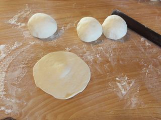 红豆饼在家做,将面团杆成中间稍厚的圆形面皮。