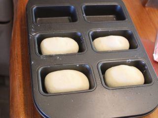 红豆饼在家做,放入长方形烤盘。如果有大的圆形烤盘应该会更接近红豆饼，但家中的Muffin烤盘体积稍小，不太适合。