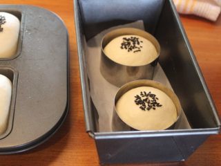 红豆饼在家做,也做了两个圆形。注意铁圈内层要抹上一层油。