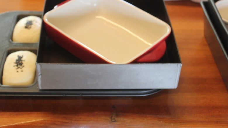 红豆饼在家做,用平底铁盘压住烤盘。