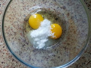 白色恋人,在融化巧克力的过程中，我们另取一个盆，放入一个全蛋和一个蛋黄，加入盐和细砂糖，用电动打蛋器搅拌至细砂糖融化